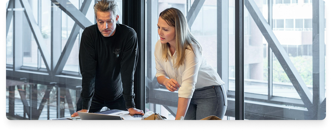 Mentor und Schüler arbeiten zusammen